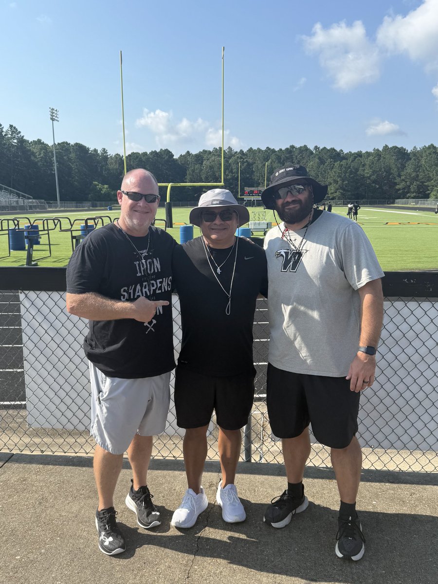 It's a brotherhood #txhsfb <a href="/THSCAcoaches/">THSCA</a> <a href="/lunasean7/">Sean Luna</a> <a href="/CoachPeteMoreno/">Pete Moreno</a> #WEmentality #UTD