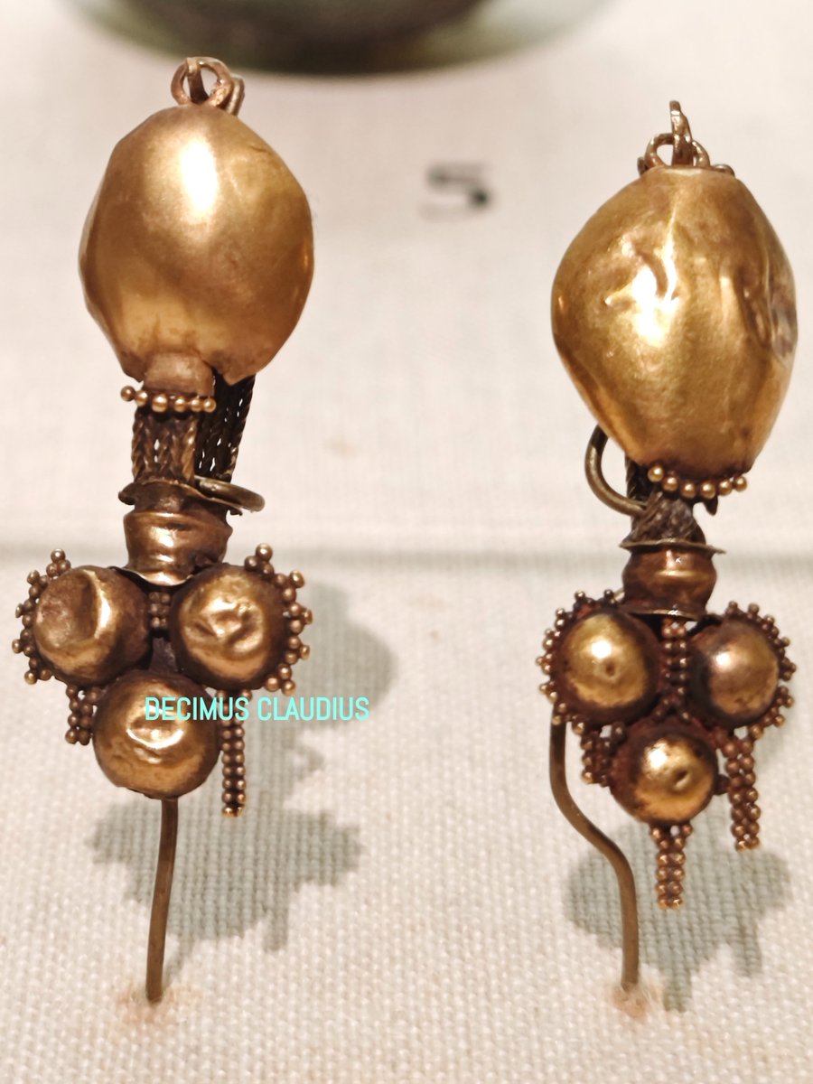 A pair of Roman gold earrings that were made in Syria during the 3rd century AD. These are now on display in the Detroit Institute of Arts in Detroit, Michigan, USA.

#oro #Archaeology