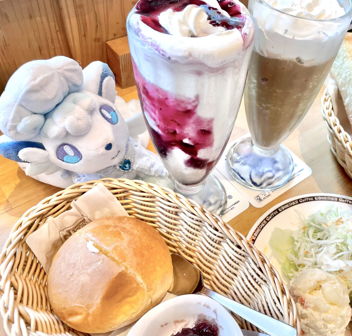 コメダのフラッペ初めて飲めた🫶
ロコンもひんやり涼めたね🤍
 #ポケぬいもぐもぐ部  #ポケぬいカフェ部  #ポケモンfit  #アローラロコン  #コメダ珈琲
