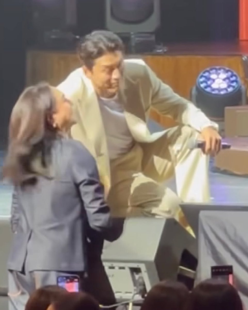 ABSCBNNews's tweet image. Ma'am Charo Santos-Concio in her "mega fangirl" era💓
After five years of being a fan, the screen veteran finally met "Crash Landing on You" star Hyun Bin on Friday.
"CLOY saved me during the pandemic in more ways than one. I’ll admit it!" she said.
(📷: Charo/ Instagram)…