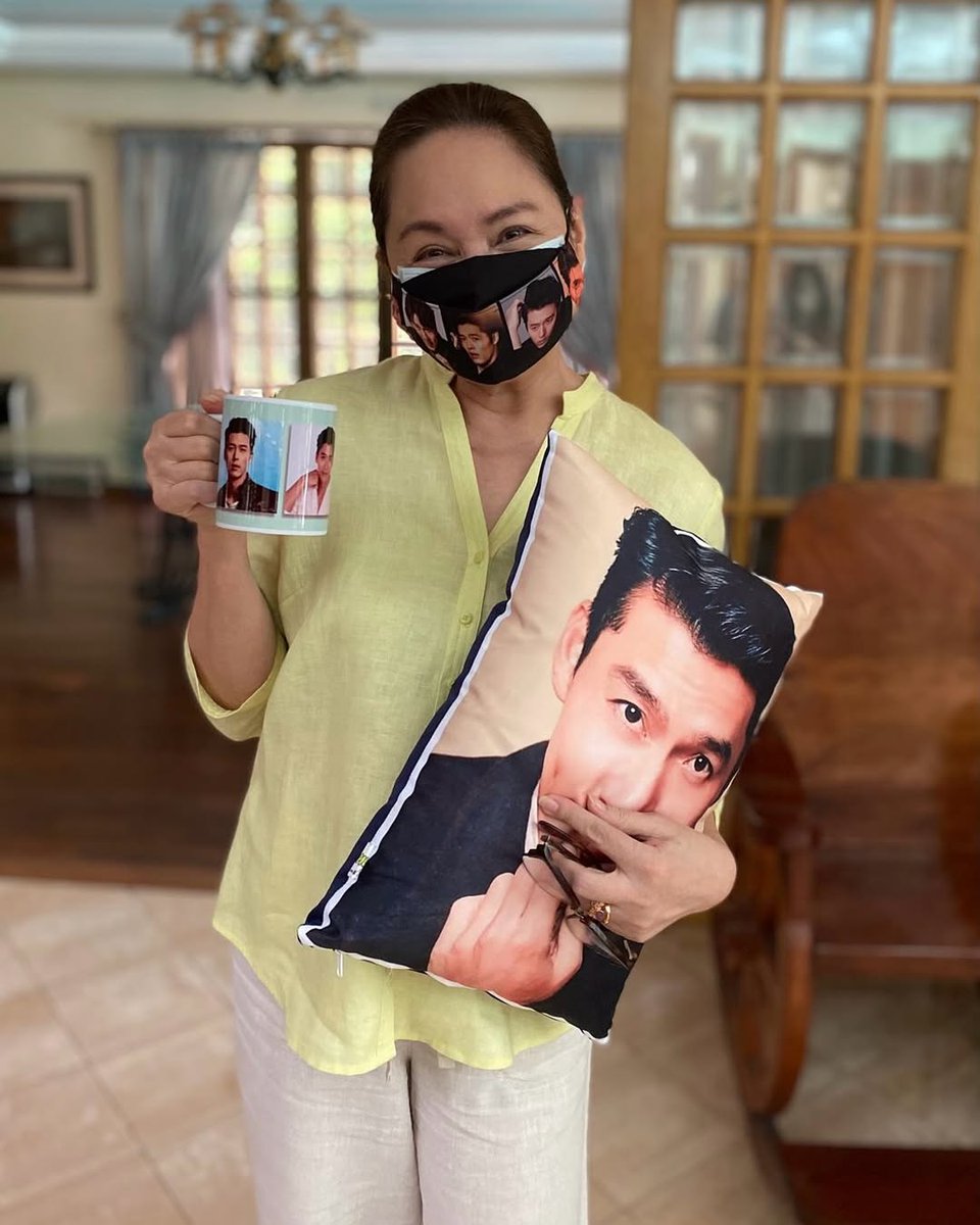ABSCBNNews's tweet image. Ma'am Charo Santos-Concio in her "mega fangirl" era💓
After five years of being a fan, the screen veteran finally met "Crash Landing on You" star Hyun Bin on Friday.
"CLOY saved me during the pandemic in more ways than one. I’ll admit it!" she said.
(📷: Charo/ Instagram)…