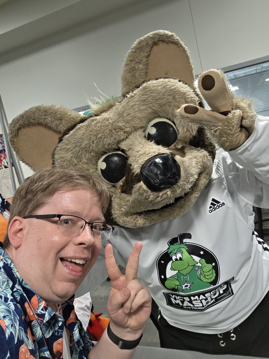 Got to get my selfie with <a href="/TXStarsRingo/">Ringo the Ringtail ☆</a> ❤️