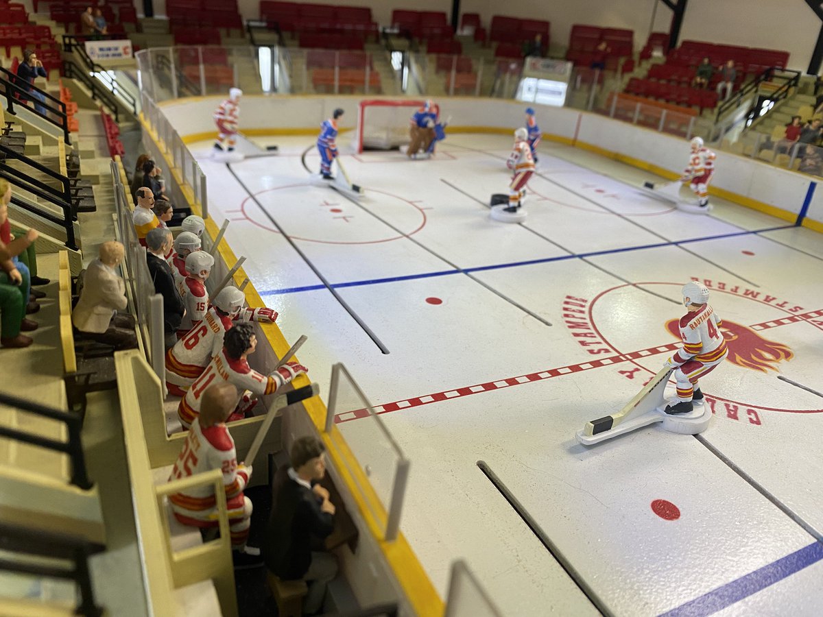 Here is the full Flames bench with Willi Plett in the penalty box 👊🏻👊🏻 <a href="/NHLFlames/">Calgary Flames</a>