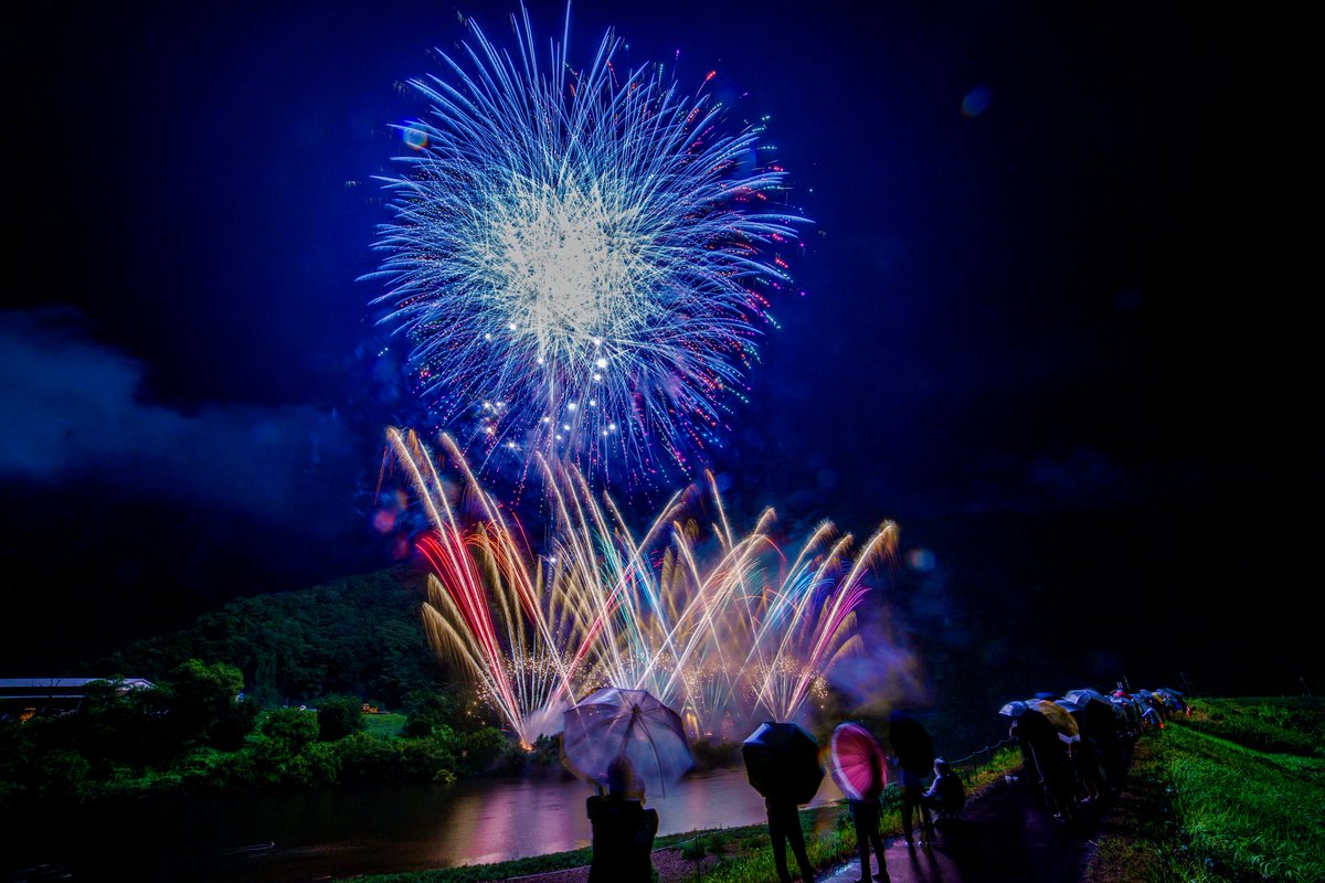 2025ええなぁまつりかわもと〜第72回江の川名物花火大会〜
予報通りの雨で厳しい環境でしたがなんとか残すことはできました💦
最大4号ですがすぐ後ろが山なので反響音が心地よくとても迫力ありました😊
#灰示花火
