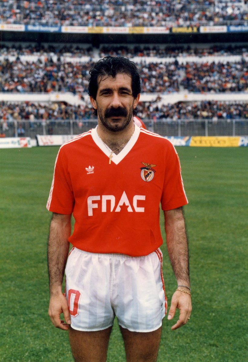 Nasceu no dia 10, jogou com a camisola 10, e no dia do seu aniversário o Benfica goleou por 10-0, sendo o autor do último golo o camisola 10 da altura, Jonas. Infelizmente, também partiu num dia 10.

Ele é, simplesmente, o Número 10.

Pequeno Genial 🕊️🤍