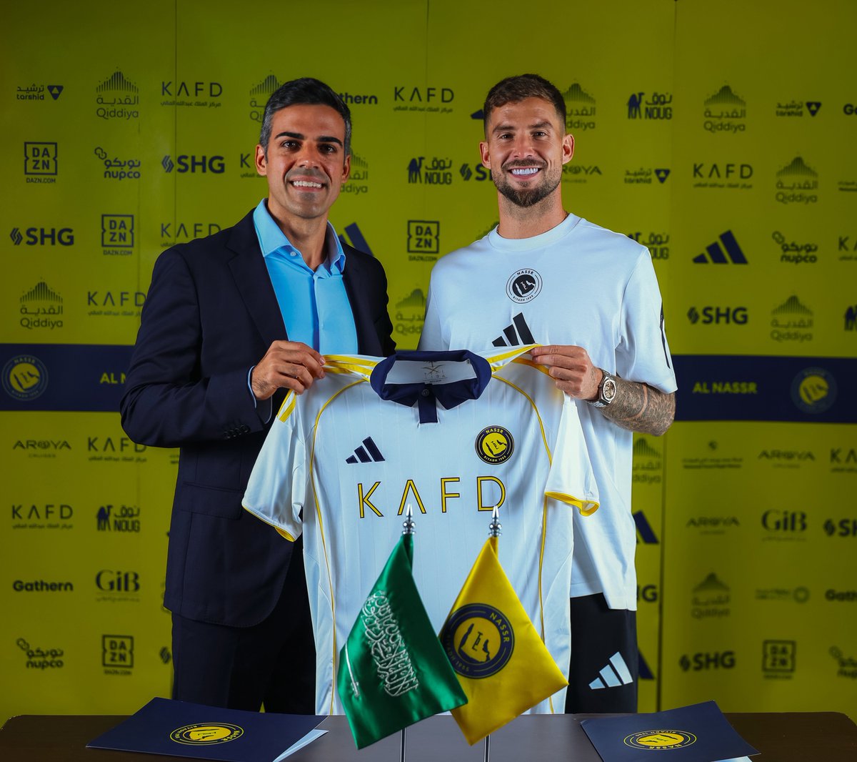 Official ✍️
Spanish defender Iñigo Martínez joins #AlNassr as a free agent 💛