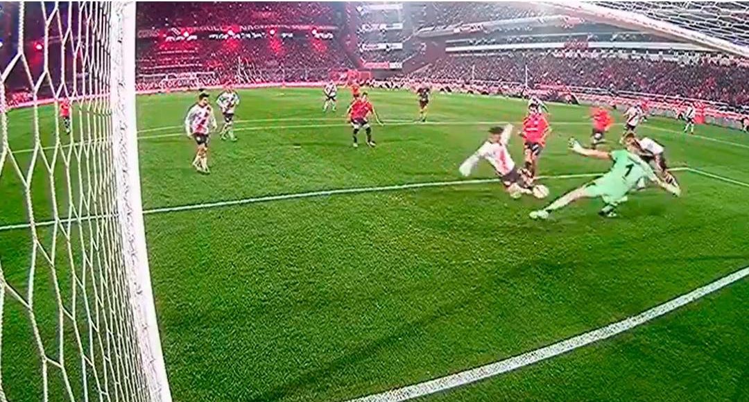 Terminó el partido 0-0 con Independiente y River no pateó al arco. Armani, de locos, increíble que hay algunos que quieren jubilar al mejor de los nuestros. El resto… Una apatía espantosa hoy. Con otra actitud en la Copa…