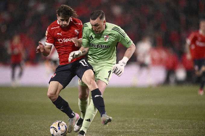 Franco Armani evitó que River perdiera en Avellaneda. Flojo partido ante Independiente. Sin profundidad ni inteligencia para manejar la pelota, el Millonario rescató un punto con el 0-0. Buena tarea de Lautaro Rivero. Preocupación por la lesión de Germán Pezzella.