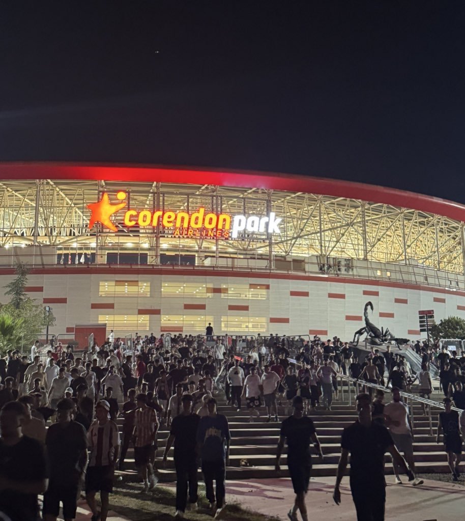 Bugün ki  maçta Red Soldiers grubu tribüne alınmadı. Sezona güçlü bir giriş yapmamız gereken bu günde yaşanan bu olay hiç hoş değil, binlerce insan oraya takımını desteklemeye geliyorlar ve içeri alınmıyorlar. Yönetimin bu olayı bir şekilde affetirmesi gerekiyor.
