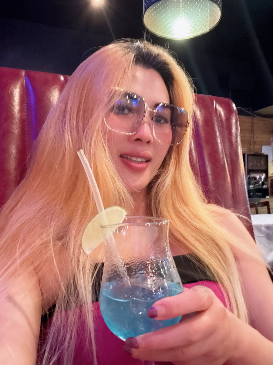 Hellen71346445's tweet image. Fuxk it 😄，#drinktime  #bluehawaii ! By @Hellen71346445