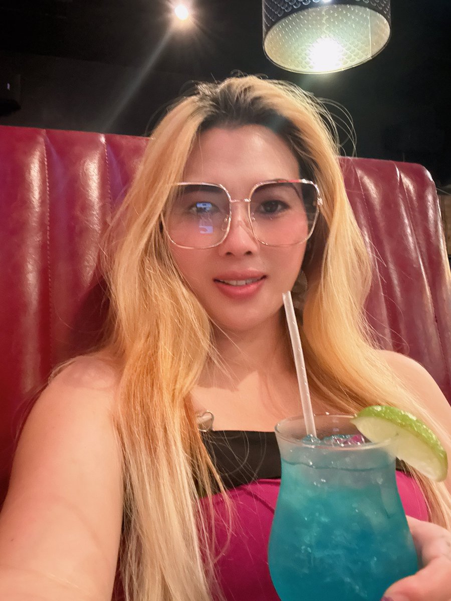 Hellen71346445's tweet image. Fuxk it 😄，#drinktime  #bluehawaii ! By @Hellen71346445