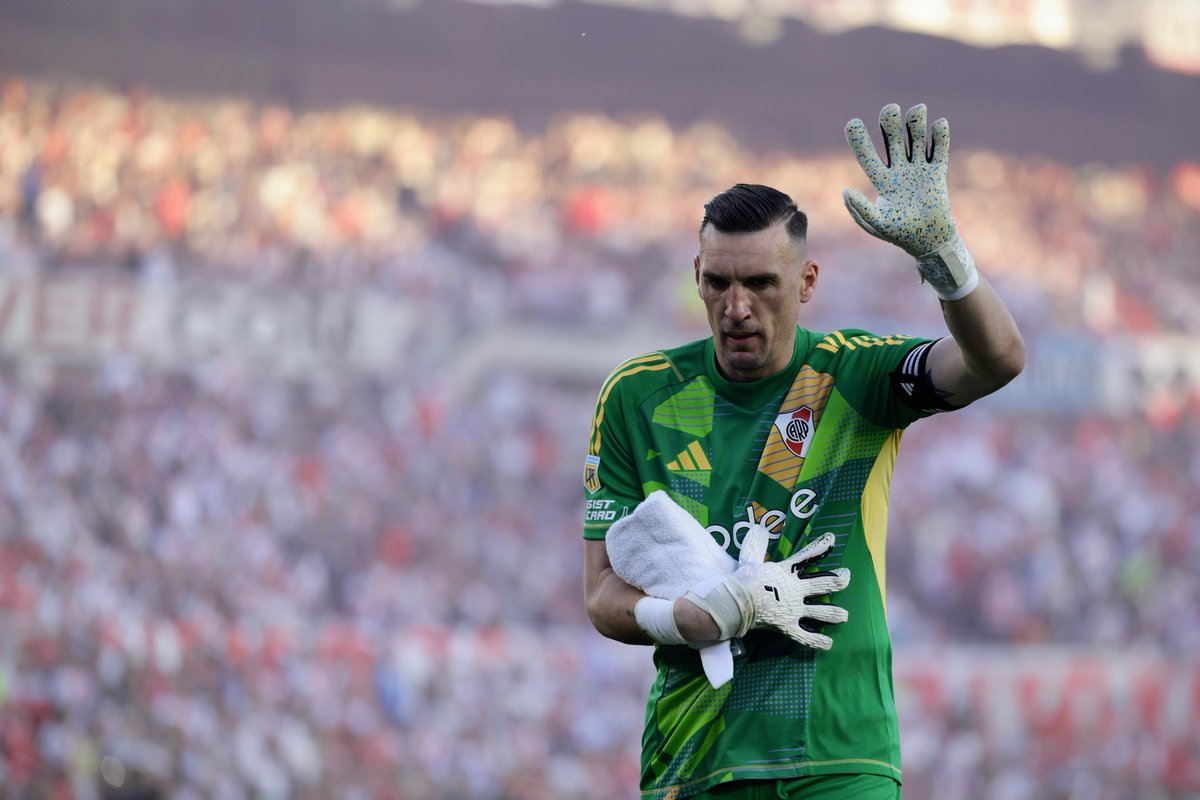 Este tipo es una leyenda vigente y hay gente que lo critica.

Sepan disfrutar de Franco Armani. Hoy River se iba de Avellaneda goleado si no fuese por el.