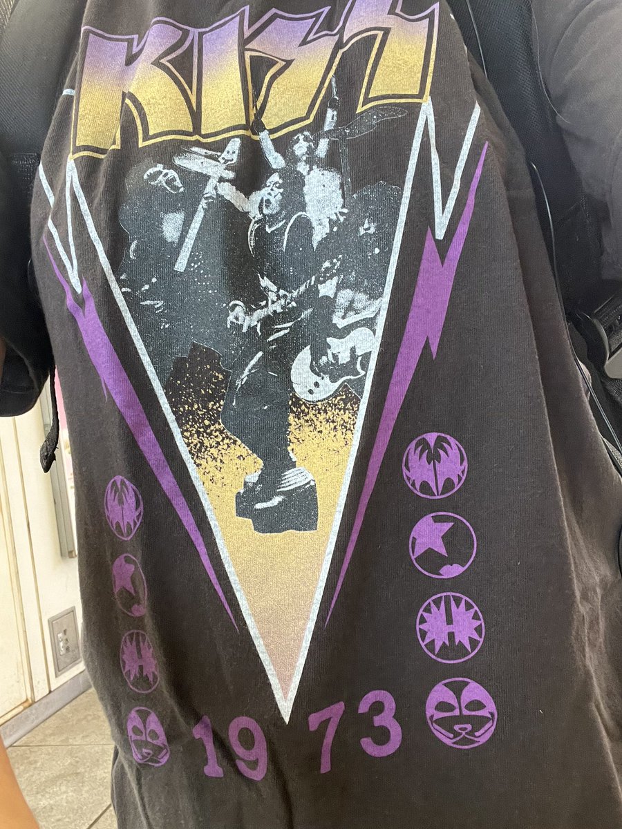 この色のロゴ珍しいですよね😆🎵雨で蒸し暑いけどカンカン照りより過ごしやすい本日☔️1日頑張ります✊