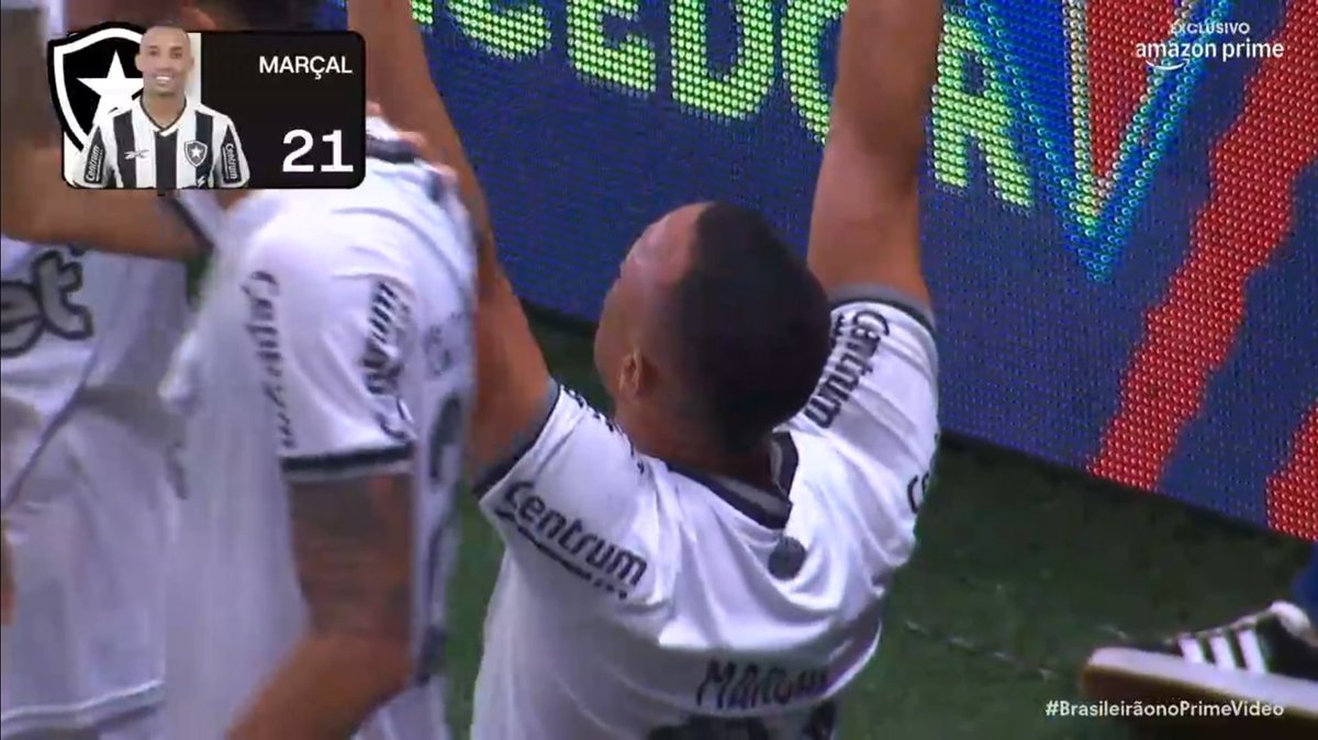 No Botafogo é assim:

O lateral esquerdo cruza pro lateral esquerdo cabecear na área e fazer o gol