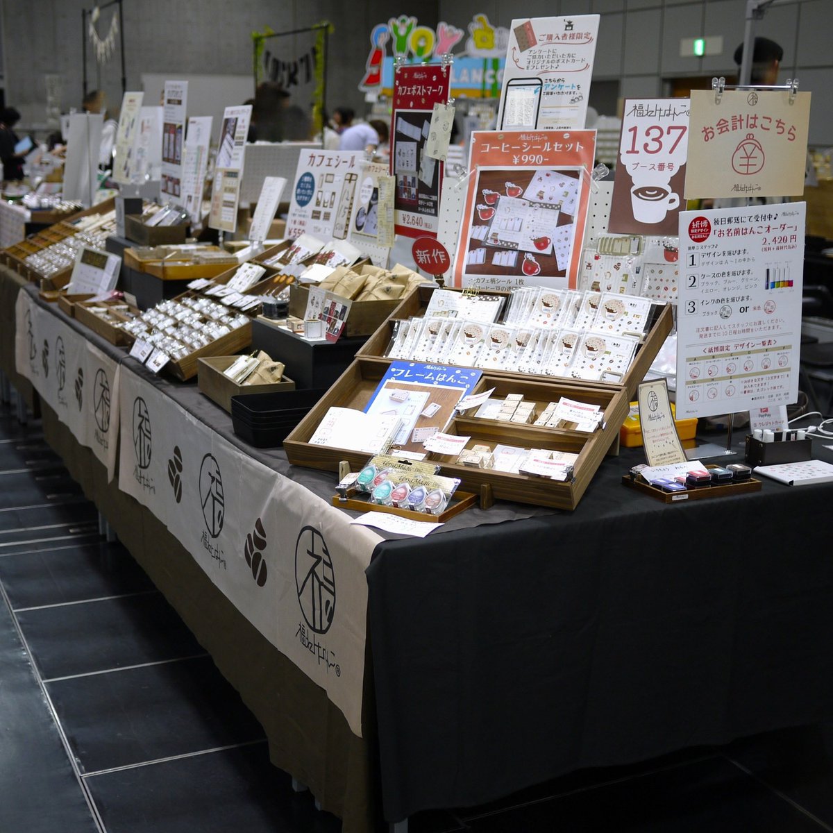 tadanoyamamoto's tweet image. ◆紙博 &amp;amp; 布博 in 京都

本日2日目♪

昨日は福わけはんこブースでの
ご購入やあたたかいお声がけ
ありがとうございました😊

本日もカフェシールや
紙博限定『お名前はんこオーダー会』
※今回は後日ご郵送分のみ受付
を行なっています☕️

#福わけはんこ 【137】へ
遊びに来てくださいね✨