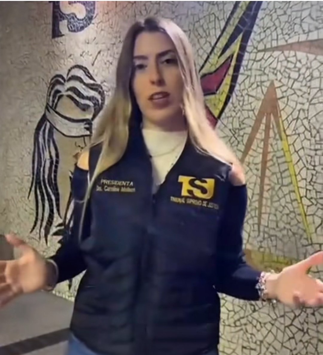 Zair Mundaray (@mundarayzair) on Twitter photo Ella es Carolina Molinos, presidenta del Circuito Judicial Penal de Caracas, quien impide la recepción de los habeas corpus a favor de los desaparecidos, mano derecha de Elsa Gómez, presidenta de la sala Penal del <a href="/TSJ_Venezuela/">TSJ Venezuela</a>. Maltrata al personal profesional que queda en ese Ella es Carolina Molinos, presidenta del Circuito Judicial Penal de Caracas, quien impide la recepción de los habeas corpus a favor de los desaparecidos, mano derecha de Elsa Gómez, presidenta de la sala Penal del <a href="/TSJ_Venezuela/">TSJ Venezuela</a>. Maltrata al personal profesional que queda en ese