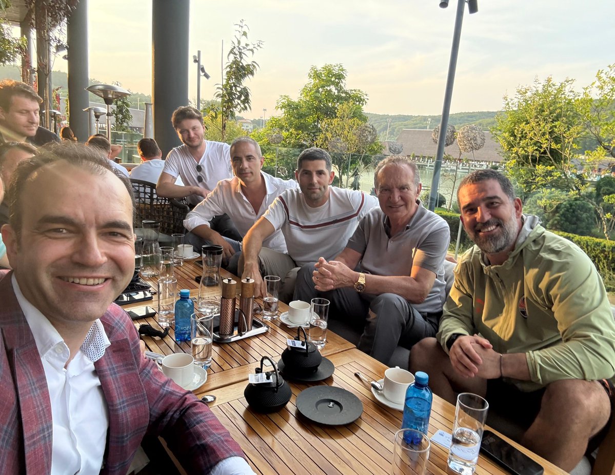 Burak Pehlivan (@bpehlivan) on Twitter photo Arda Turan'la, idman sonrası Lviv'de, futbola dair bizlere şüphesiz farklı bakış açıları kazandıran, geniş ufuklu bir futbol sohbeti. <a href="/ArdaTuran/">Arda Turan</a> Hoca, Ukrayna'ya hoş geldi. Ülkemizi ve Türk futbolunu bu güzel ülkede ve yeni takımıyla ayrıca Avrupa'daki maçlarında umarız en iyi Arda Turan'la, idman sonrası Lviv'de, futbola dair bizlere şüphesiz farklı bakış açıları kazandıran, geniş ufuklu bir futbol sohbeti. <a href="/ArdaTuran/">Arda Turan</a> Hoca, Ukrayna'ya hoş geldi. Ülkemizi ve Türk futbolunu bu güzel ülkede ve yeni takımıyla ayrıca Avrupa'daki maçlarında umarız en iyi