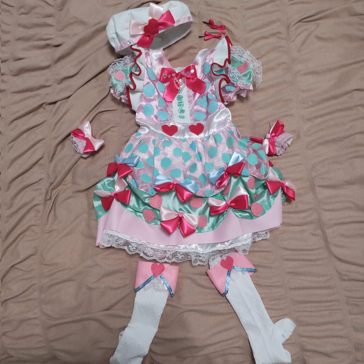 ももいろほっぺの衣装出来たー🍑 お裁縫得意じゃないから、自宅にある