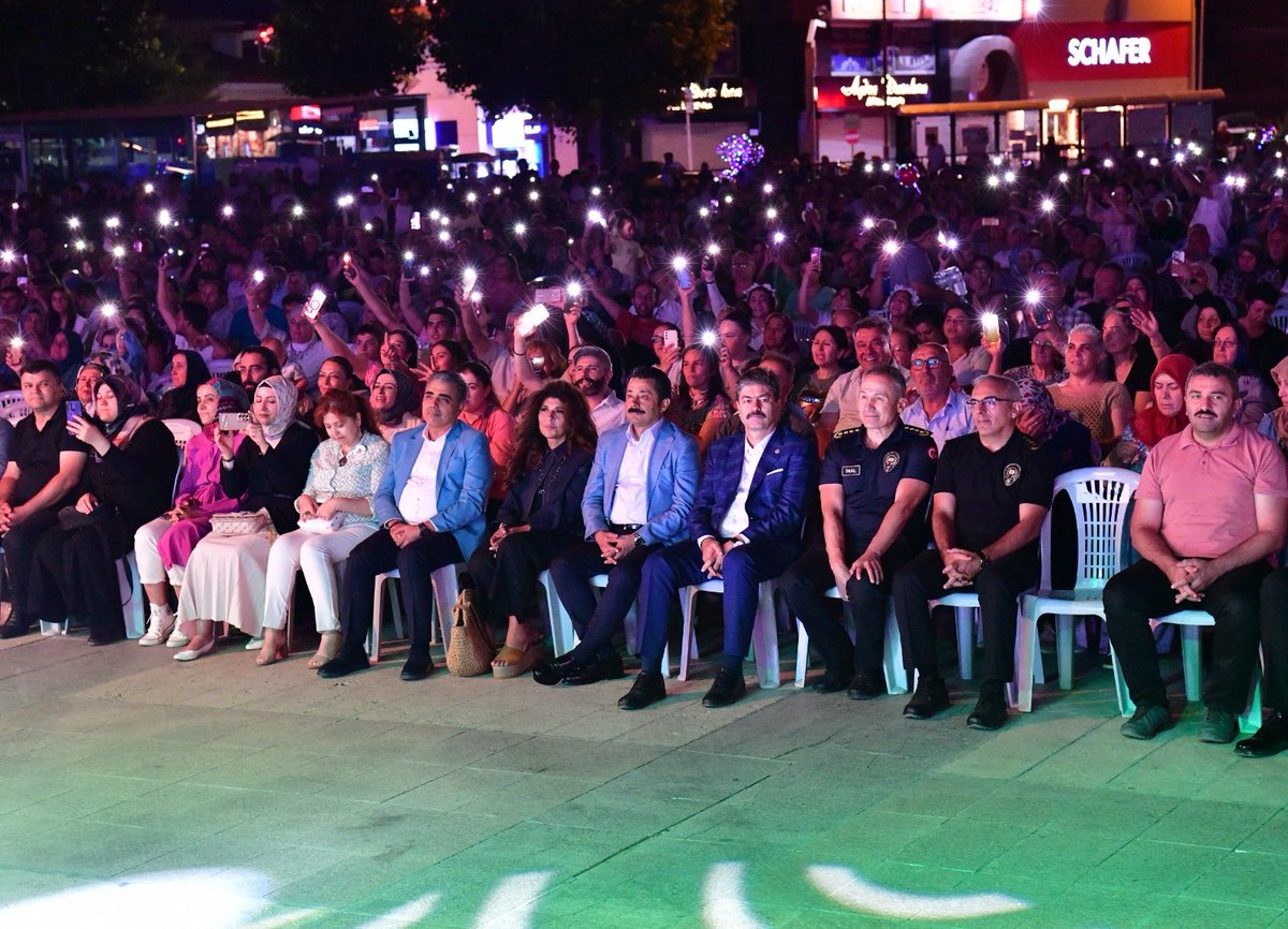 🎶🥁Polis Akademisi Armoni Orkestrası, Neşet Ertaş Kültür ve Müzik Festivalimiz kapsamında düzenlenen konserde Cacabey Meydanı’nda Kırşehirli hemşehrilerimizle bir araya geldi.

Ustalarımıza vefa babında “Aşıklar, Ozanlar Diyarı Kırşehir’e” gelerek sahne alan ve bizlere unutulmaz