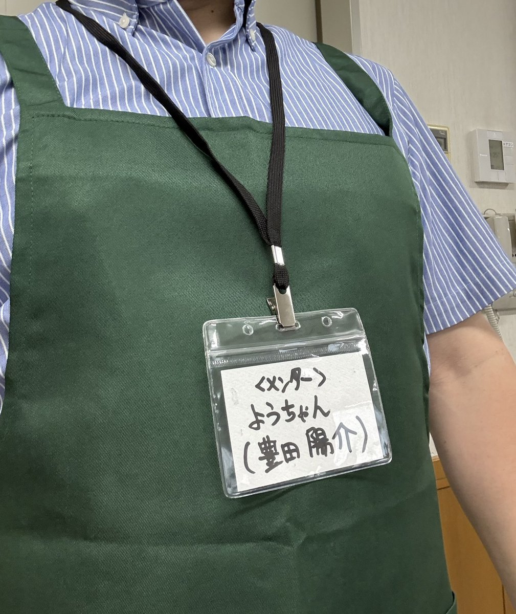 youtoy's tweet image. 今日の午前は @DojoMizuho の現地にメンター参加!
来週、名古屋で開催される #子どもプログラミング喫茶 の予行演習もやったりなど
(来週の子どもプログラミング喫茶でスタッフをやるので、2週連続で名古屋に来ます)
メーカーフェア会場での喫茶でもよく着用している緑エプロン!
#CoderDojo