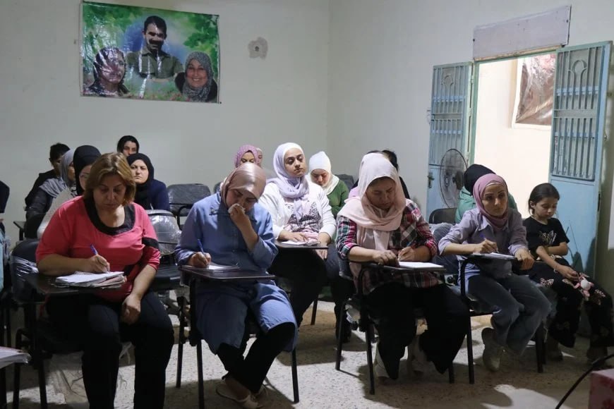 Li Helebê jin ‘Manîfestoya Civaka Demokratîk’ dixwînin
Li Akademiya Şehîd Hêzil a li taxa Şêxmeqsûd a Helebê jin bi komî Manîfestoya Civaka Demokratîk a Rêber Abdullah Ocalan dixweynin.