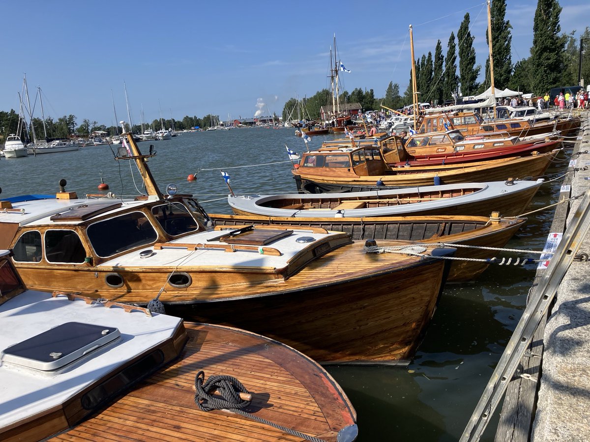 Olipa upea päivä Uudessakaupungissa, pali puupaatei Pakkahuoneel, aurinko helli ja haitar soi.