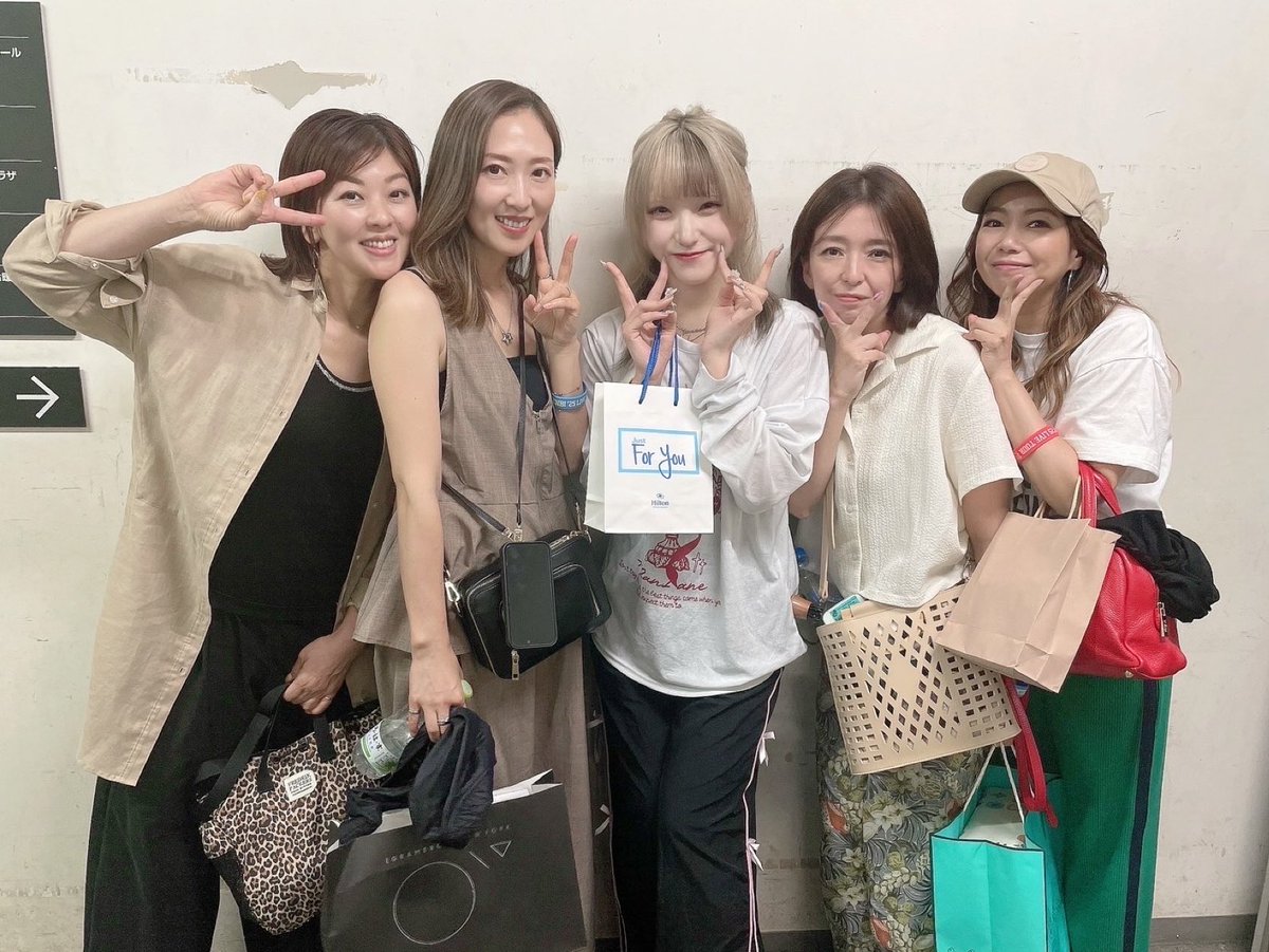 ＃熟メロン
25周年LIVEツアー開幕🎉初日行ってきました！もう、感無量です…🥹✨
色んな思い出とかもグルグル蘇ってきた😭
15年という月日が流れても、しっかりメロンはカッコよかった！！
一言では書ききれないからまた後で…😌

シスコのお姉さま3人と桃々姫ちゃんと会えた記念に💚
＃メロン記念日