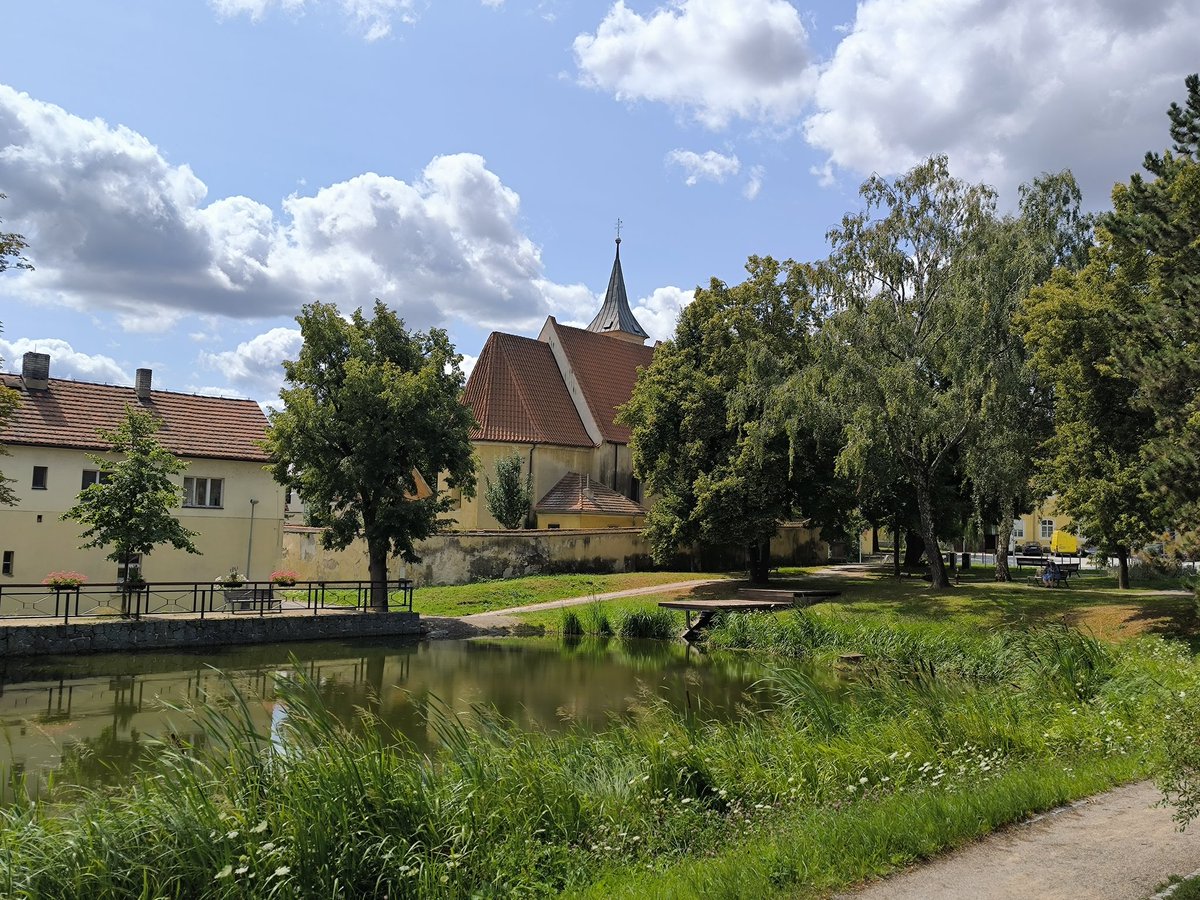 Jako raně gotický, na křižovnickém zboží, ze XIII. věku, "který si podržel původní podobu svou beze změny", uvádí A. Podlaha kostel Všech svatých ve Slivenci. Starosvětský i co součást metropole. Kříž poukazuje na těžbu sliveneckého #PrazskeKameny, jehož zdejší lomy řádu patřily.