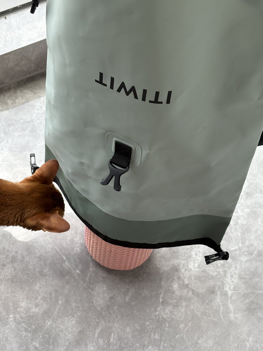 迪卡侬这个防水袋太容易自动闭合只能这样保持敞开晾干...