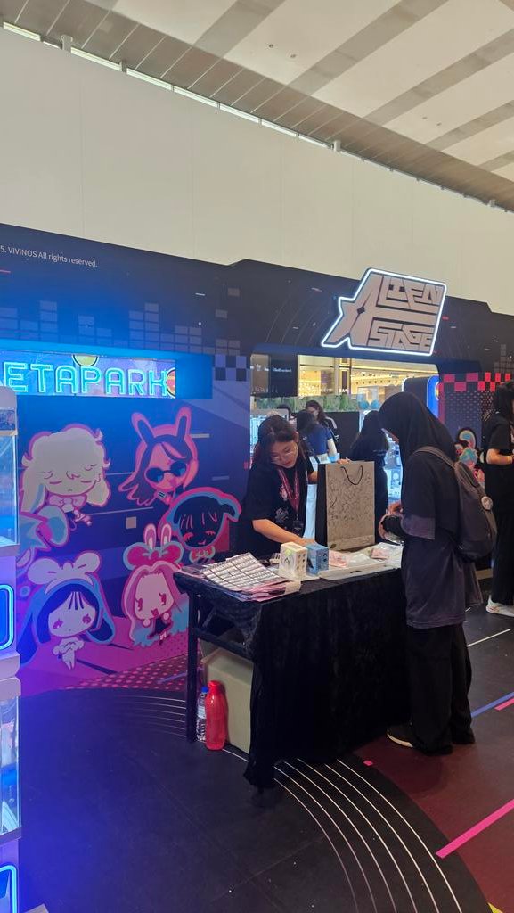 Melayan minat anak remaja. Aku pun tak tau apa benda Alien Stage ni. Anak aku kata webtoon dengan youtube series. 

Kalau tanya aku, webtoon kegemaran aku mestilah Peerless Dad.