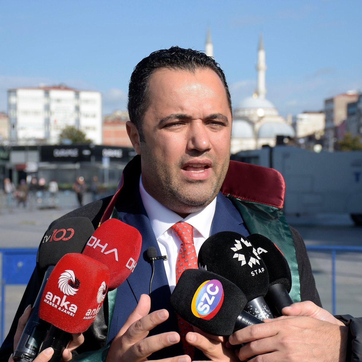 SON DAKİKA!

İsmail Saymaz:

“Avukat Rezan Epözdemir, İstanbul Cumhuriyet Başsavcılığı’nın talimatıyla İstanbul Emniyeti tarafından rüşvet, vermek, siyasi-askeri casusluk ve FETÖ’ye yardım iddiasıyla bu sabah evinden gözaltına alındı.
Epözdemir’in iş yeri ve evinde dijital