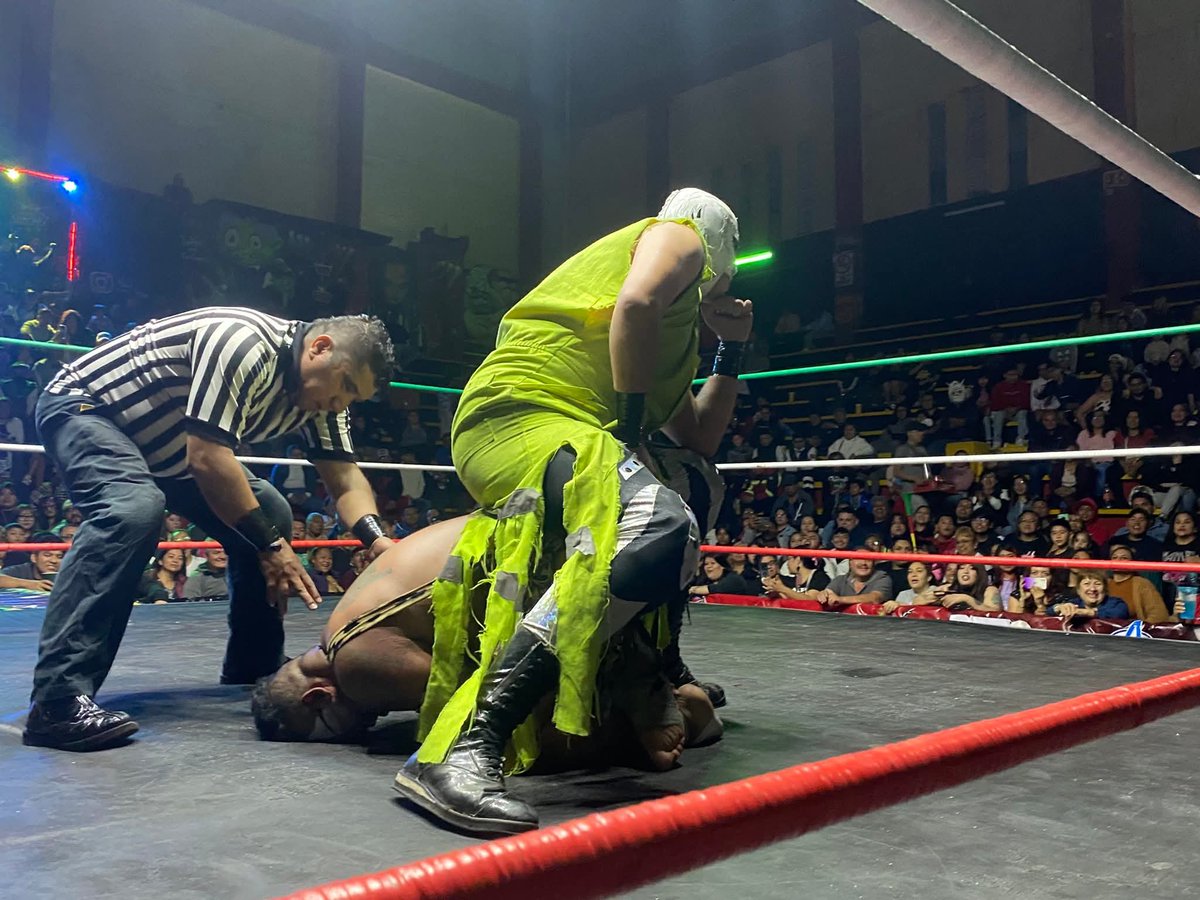 LaTijeraLucha's tweet photo. La lucha semifinal es para la dupla de #HijoDeMrNiebla y #CerebroNegroJr acompañados de #Neurona, que se robaron el corazón de la afición ante la pareja de #CanibalJr y #LaVerdaderaMuerte, en duelo que mantuvo a la afición metida de principio a fin en la #ArenaNeza. https://t.co/C2ivhd56TX