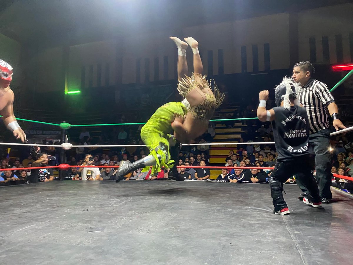 LaTijeraLucha's tweet photo. La lucha semifinal es para la dupla de #HijoDeMrNiebla y #CerebroNegroJr acompañados de #Neurona, que se robaron el corazón de la afición ante la pareja de #CanibalJr y #LaVerdaderaMuerte, en duelo que mantuvo a la afición metida de principio a fin en la #ArenaNeza. https://t.co/C2ivhd56TX