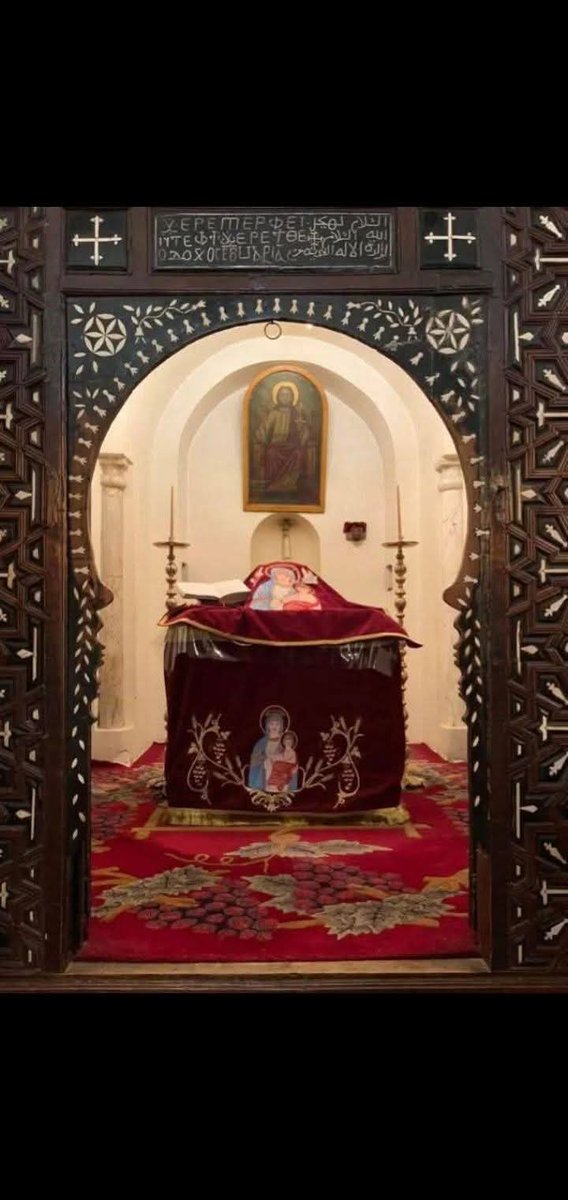 ده المذبح الوحيد على الارض 
الذى دشنه الرب يسوع بنفسه 
بدير المحرق