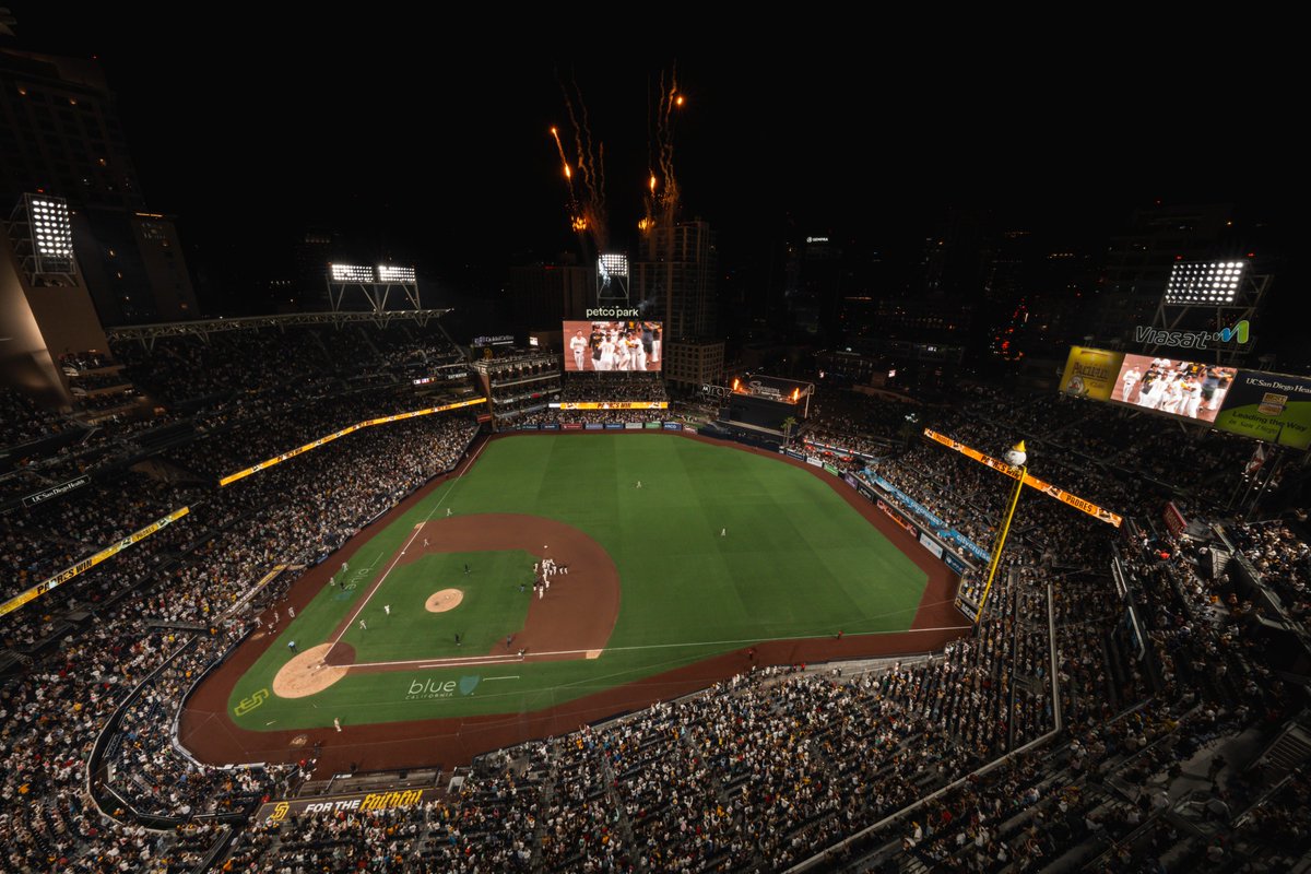 Padres's tweet photo. La felicidad de jugar en casa 💛 https://t.co/RVFi37ncMY