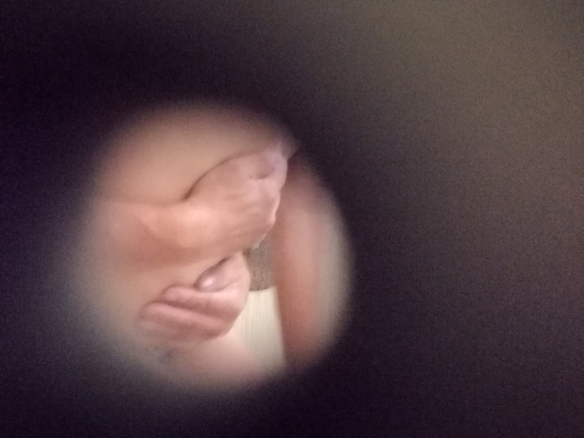 周末又去深圳龙岗某 #鸟洞 考察，这里远离市区管的不严，所以依然是大洞连小洞。遇老攻少受在隔间缠绵，bareback得人惊，弄得隔板振动有声，真是胆大不怕被投诉。听群友说附近地铁站和网吧也有G活动，但实地踩点后感觉不像。#gloryholes