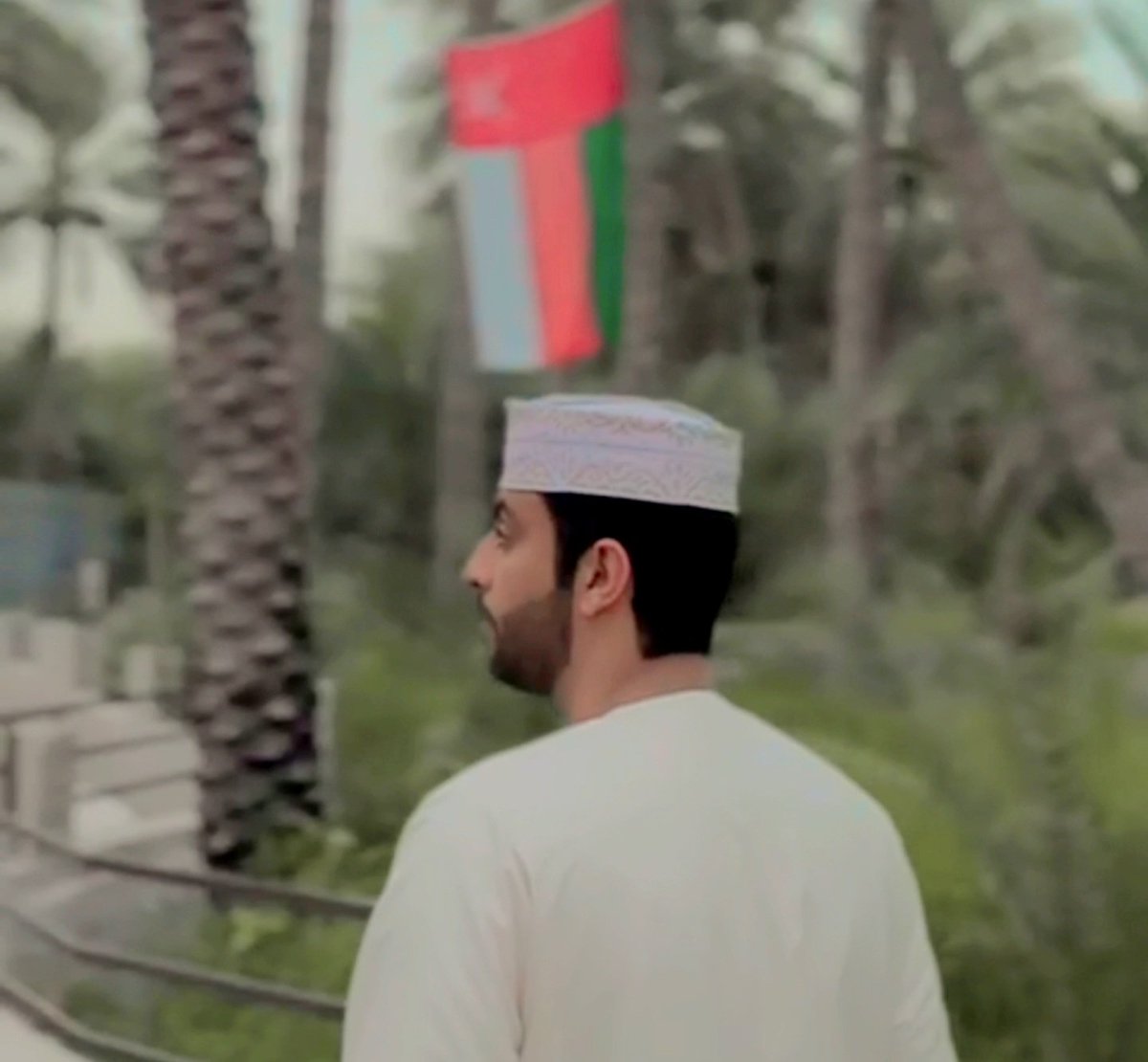 في هذا الصباح كتبتُ شيئًا عن ذلك الألم ✍️

على أطلال حلمٍ رحل ، وقلبٍ لم يعد كما كان 
يمسح غبار الخيبة عن ذاكرته ، ويتساءل ؟؟
كيف ليدٍ كانت تمسك بيدي أن تدفعني إلى هاوية الوحدة !
كنتُ أظن أن للوفاء جذوراً لا تقتلع ،
فإذا به ورقة ذابلة تُساقطها رياح الغدر ...
تركتِ خلفك قلباً