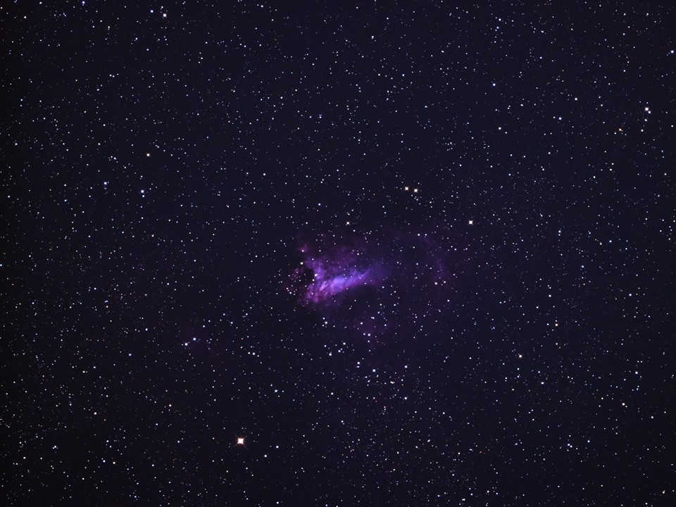 M17オメガ星雲】 いて座に位置する散光星雲。 星座の中にループ状の