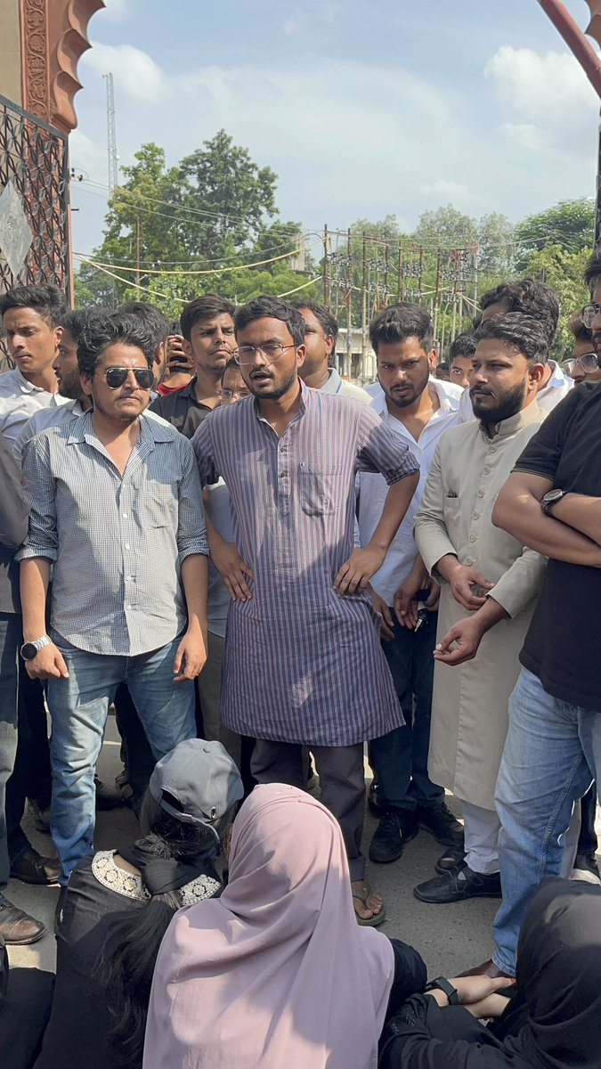 Stand with the students of AMU against Fee Hike! Reinstate AMU Students Union! Revoke the suspension of all protesting students! 

#StandWithAMU