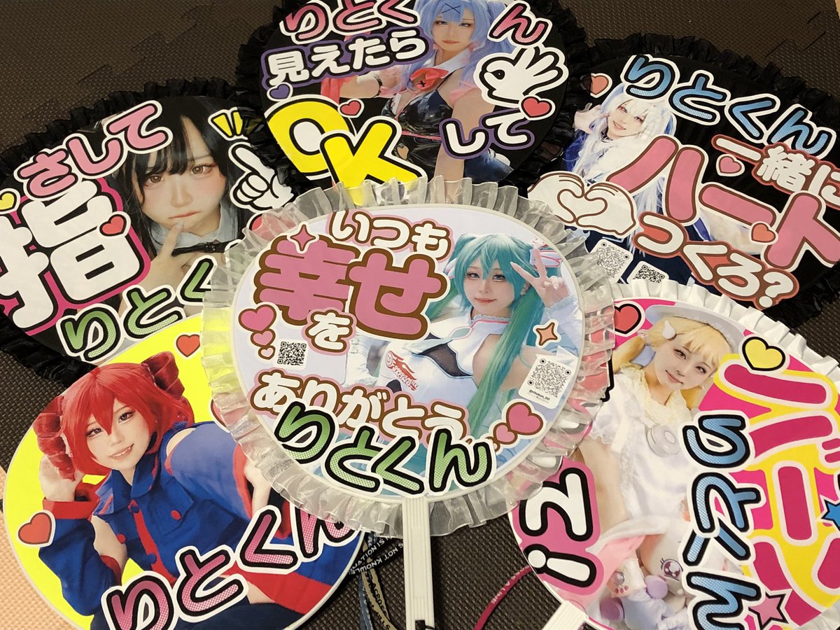 Checola_5FC1's tweet photo. 人気コスTikTokerの『りとくん』向けに団扇サプライズしました✨
チームの皆さまにもご協力いただき感謝しております🙌
クラス表彰式で本人が赤らめていて可愛かった笑。直筆サインもGET🥳🌈🌈
#ishino_circuit
#夏祭りカップ
#ミス石野GP
#VehCOOL
#りとくん
@ritokun_01 https://t.co/i28a6wBawG