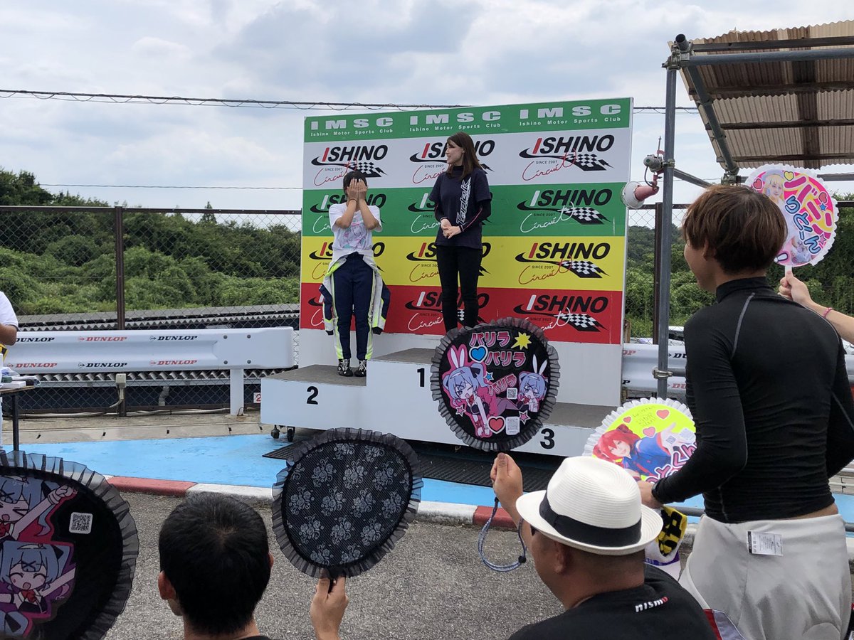 Checola_5FC1's tweet photo. 人気コスTikTokerの『りとくん』向けに団扇サプライズしました✨
チームの皆さまにもご協力いただき感謝しております🙌
クラス表彰式で本人が赤らめていて可愛かった笑。直筆サインもGET🥳🌈🌈
#ishino_circuit
#夏祭りカップ
#ミス石野GP
#VehCOOL
#りとくん
@ritokun_01 https://t.co/i28a6wBawG