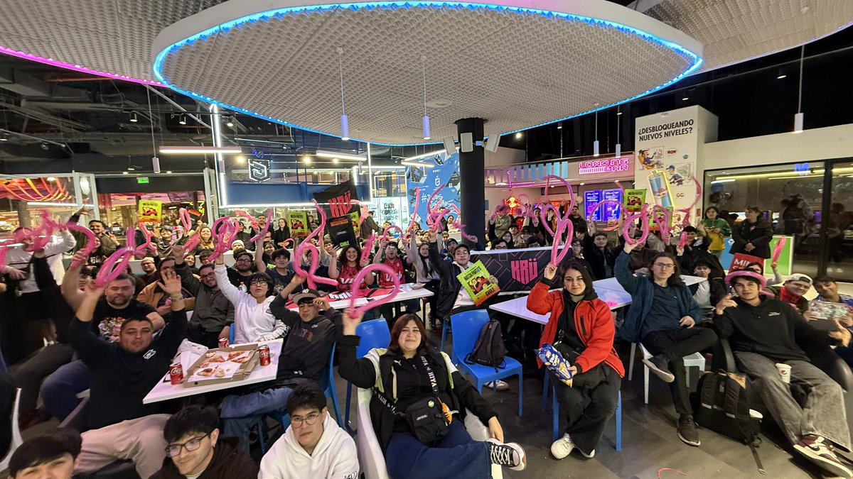 KRUChile's tweet photo. Pero mira la locura que desata @KRUesports en el @MovistarGC 🤯🤯

Una vez más la casa llena y la esperanza de la victoria se mantiene en pie🩷

Vamos kruuuuuu🤟🏻💕🤟🏻💕🤟🏻 https://t.co/NrRctPPcoJ