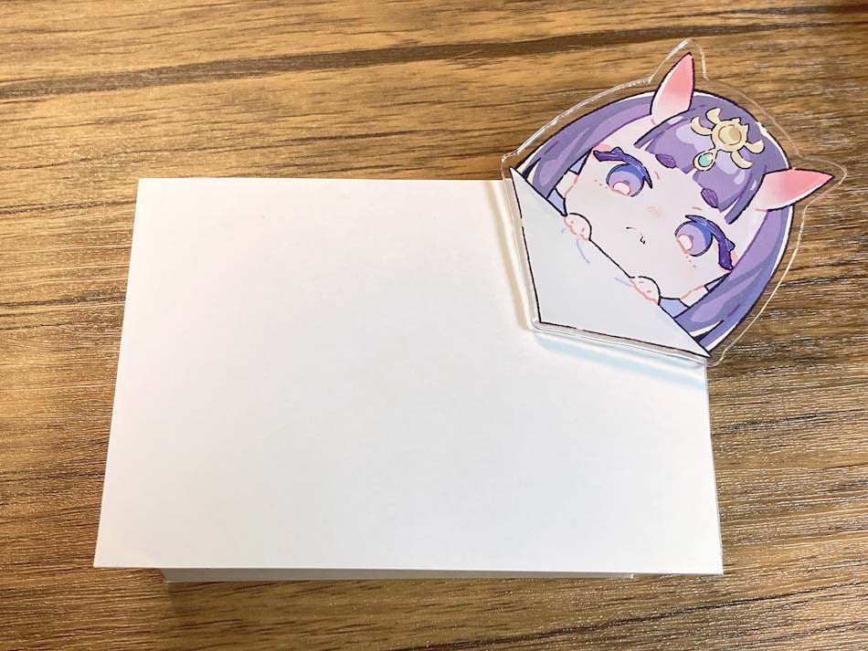 ✨新刊セットグッズ『酒呑ちゃんのアクリルクリップ』
紙やノートのコーナーに留めると紙をめくって覗く風の酒呑ちゃんになるアクリルクリップです!(この実物の使用紙はA6メモ帳サイズ)

こちらは新刊セットの封入品です、なにとぞ～🙏 