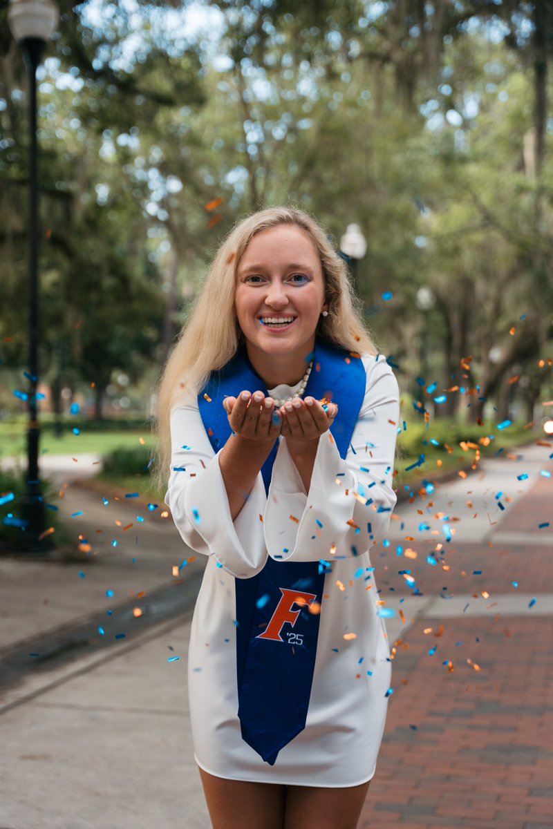 KarolineTuttle's tweet photo. Officially a UF grad! A degree that I will always hold with honor. Thankful for the many blessings that the Lord brought to me during my time at Florida. 
Time to head north and tee it up as a Dawg! Thank you to Coach Erika and Dalton for this wonderful opportunity. Let’s get it! https://t.co/3ZfKR30ccI