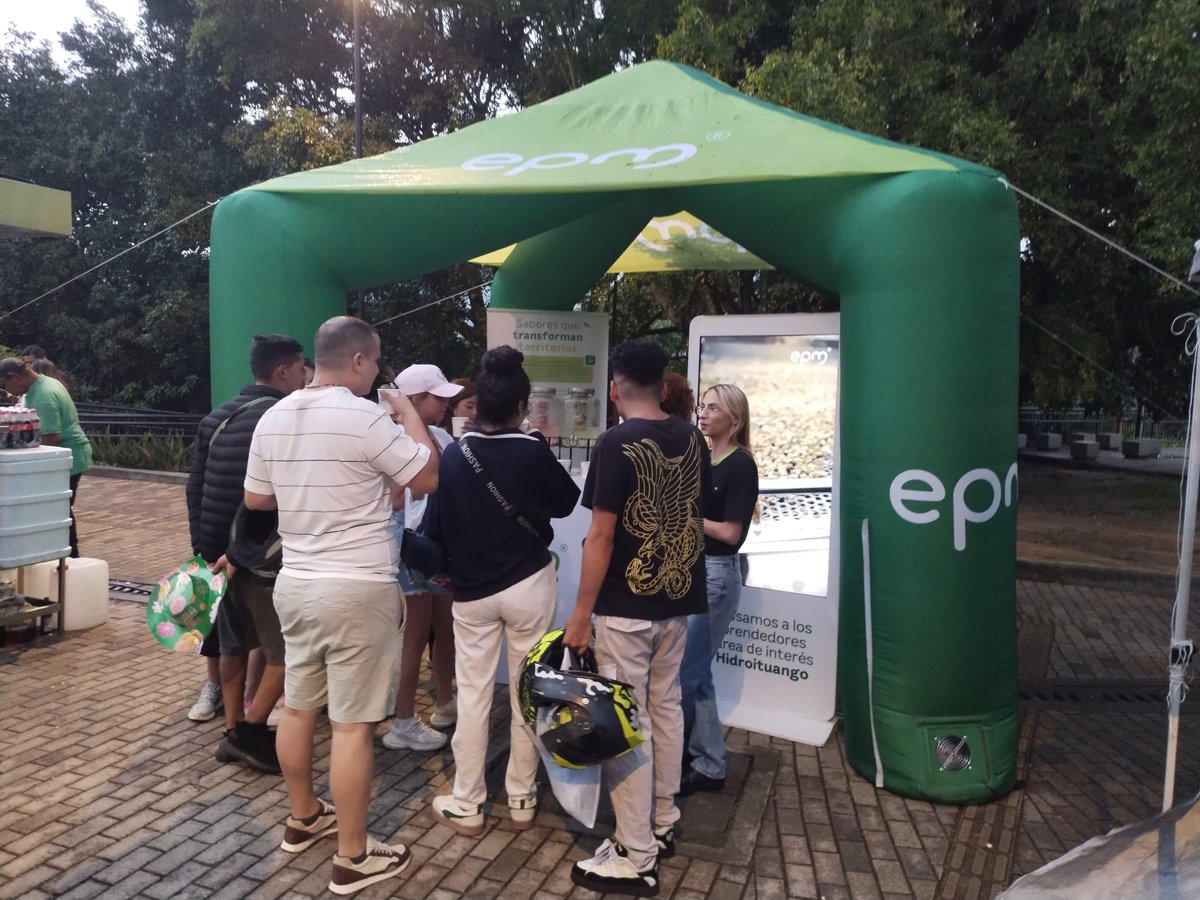 🎉🌸 Continuamos de feria .
Nos encontramos en la Plaza de Flores del Pueblito Paisa apoyando a emprendedores del área de interés de Hidroituango 🌊.
Cuando las comunidades se fortalecen, la energía ⚡️ se transforma en progreso 💚.
#70AñosEPM