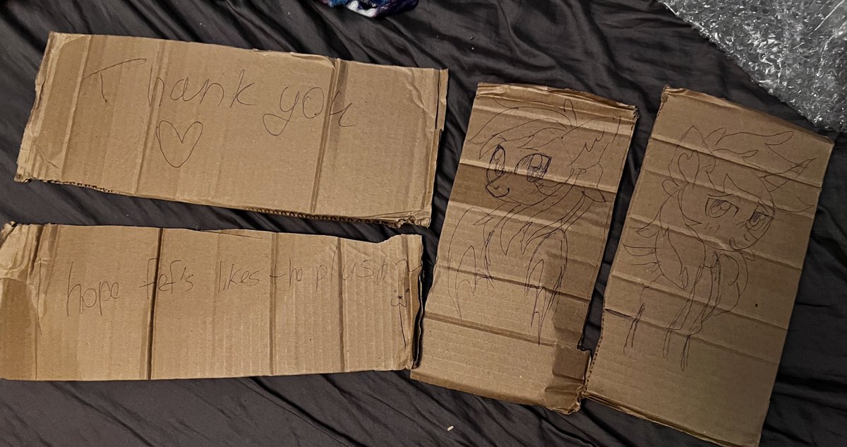 AAAAAAAAA I just opened my plushie package from <a href="/_kezumi_/">🌟PercyPawz🌟</a> - and she surprised us with a <a href="/Flixanoa/">Fef *Booped*</a> plushie as a gift 🥺🥰😍💚

She also included adorable art on the inside of the cardboard box, I’ve cut em out so we can keep em :3  

Thank you so much Percy, you’re so wonderful 🥺