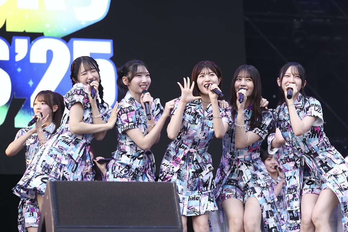 luckyfm_fes's tweet photo. 【SetList + Live Photos】
日向坂46LuckyFes'25
RAINBOW STAGE
 8/9(土)  17:50〜

▶︎https://t.co/YsYfyBopkX

【SetList】
M0 Overture
M1 アザトカワイイ
2. 海⾵とわがまま
3. ジャーマンアイリス
4. 愛はこっちのものだ
5. ⾒たことない魔物
6. 君はハニーデュー
7. Love yourself!

@hinatazaka46  
#日向坂46
