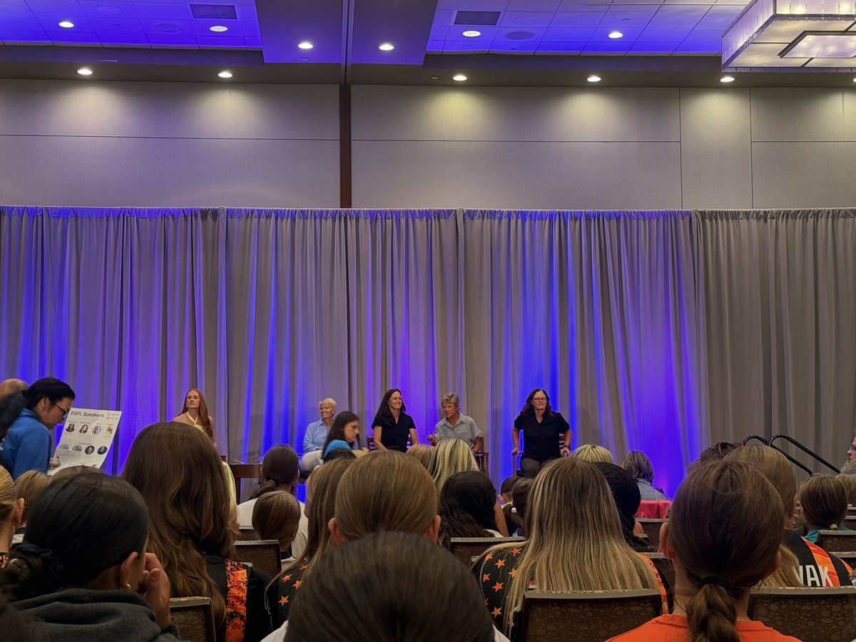 Attended the Empowering Girls Conference today, heard so much great advice from all the speakers, like the Northwestern and Michigan University softball coaches, along with THE <a href="/CanadyNijaree/">NiJaree Canady</a>! 
<a href="/ILStars2010/">IL Stars Fastpitch - Erickson</a> <a href="/starsnationalfp/">Stars Organization</a> #6 #harperwrightneverwrong #starsfp #2028 #catcher