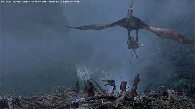 JP3。
未だ賛否両論あるが、根強いファンが定着している。
思うにその理由は、映画としてのハッタリの効かせ方がとても上手いから。
スピノはT-REXに勝てない、腹から携帯の音は響かない、翼竜は人を持ち上げられない。
が、逆をやっても全て映画を生かすハッタリとして上手く機能しているから面白い。
