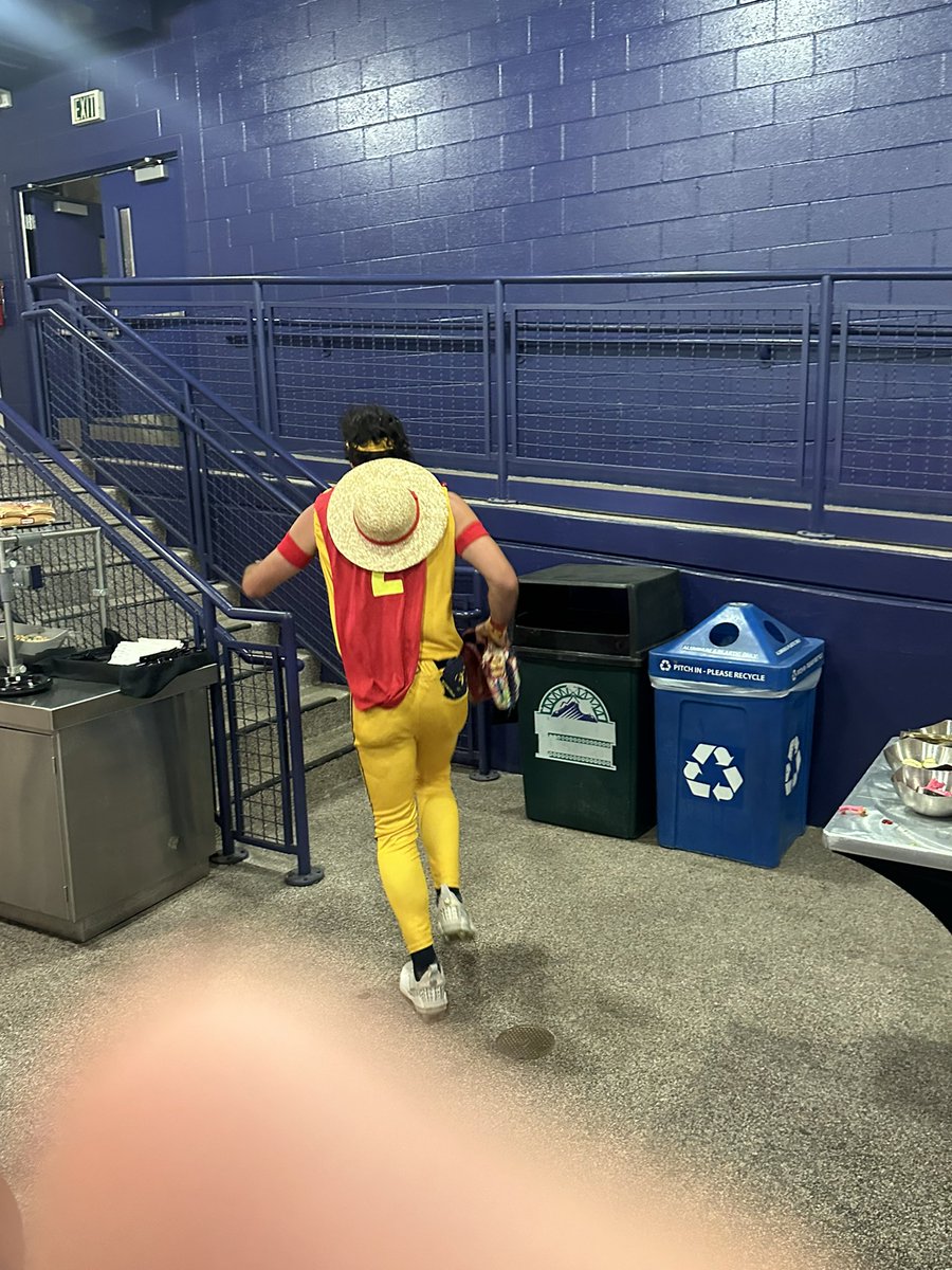 triphumphrey13's tweet photo. Was in the suite and now is in RF. Dude is AWESOME. https://t.co/ADBR98Hr7c